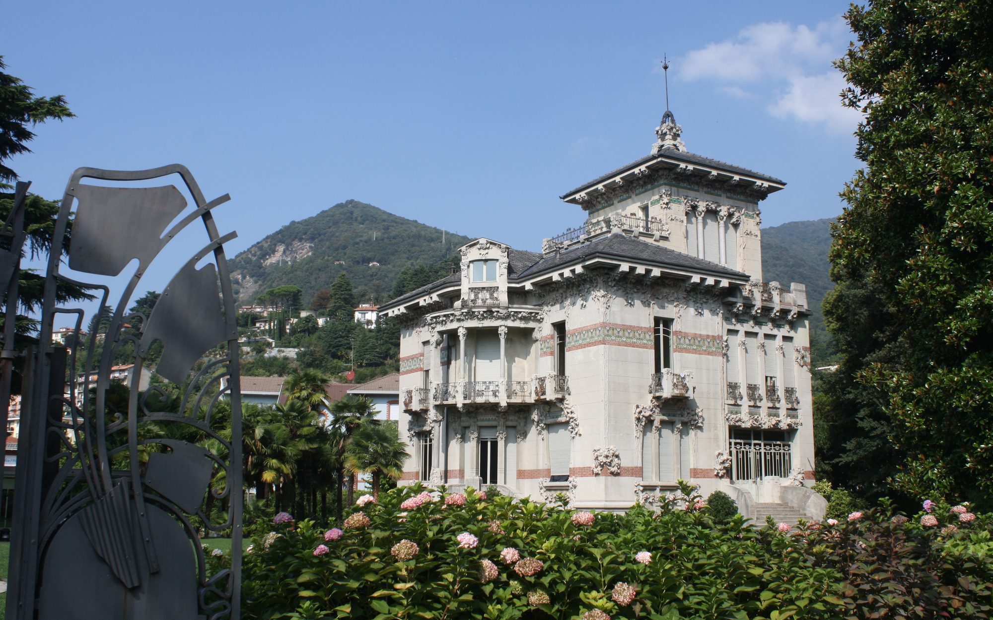 Cernobbio a piedi: dal lago alla villa liberty e alla cittadella della seta