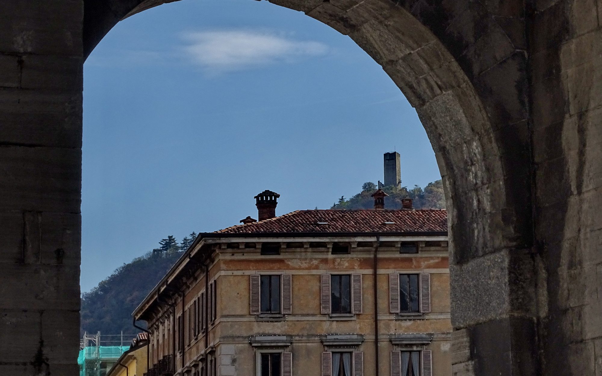 Como medievale: mura, torri e Castel Baradello