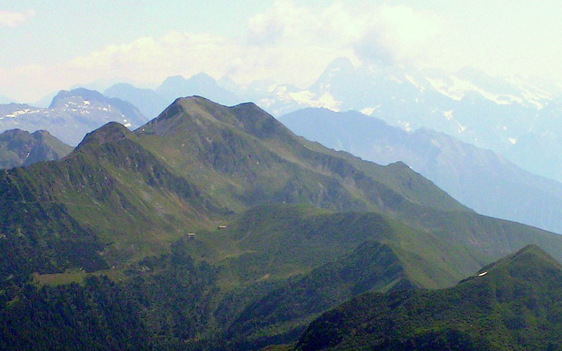 San Jorio Pass from Garzeno: refuges and the Swiss border